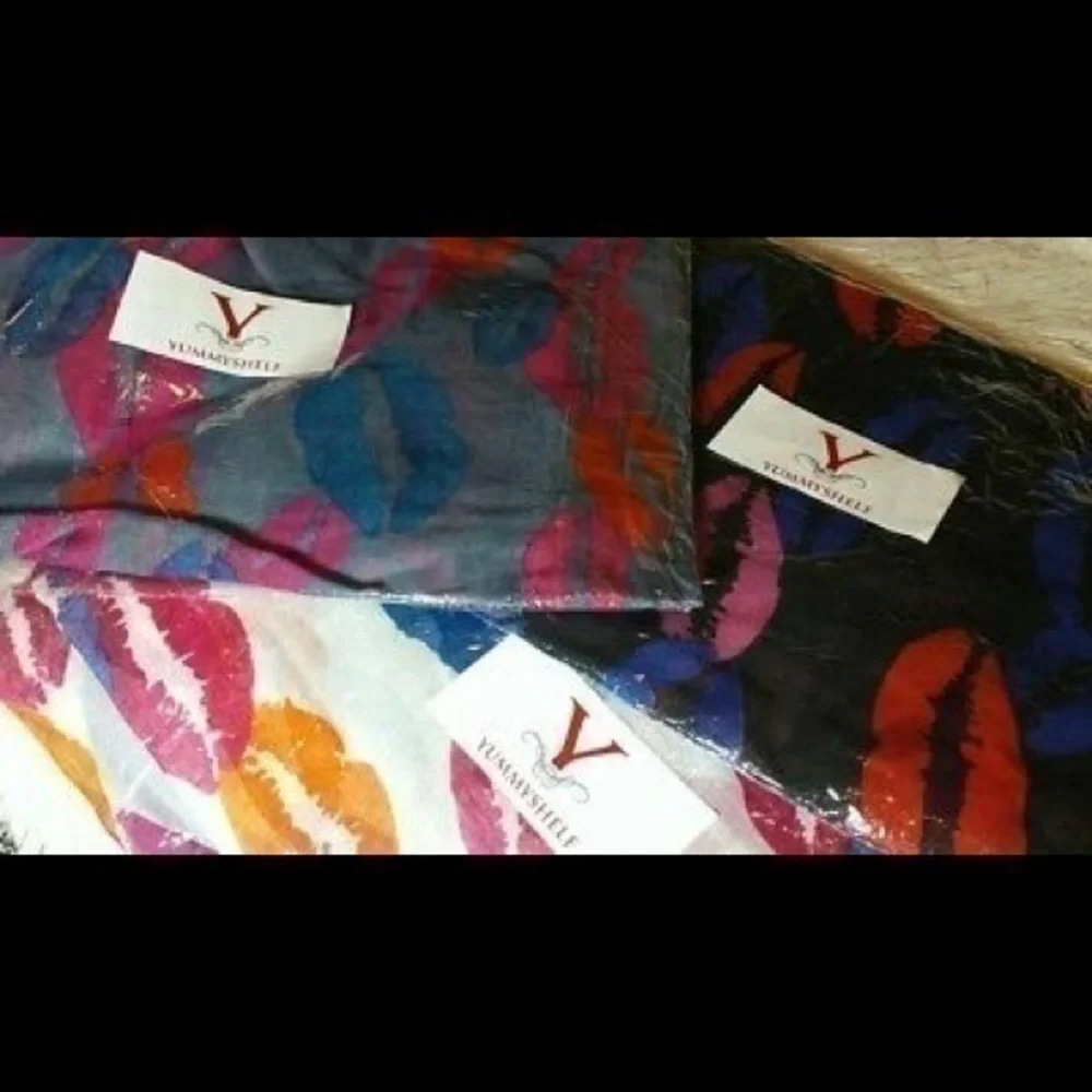 ☄Yummy Shelf Kisses Printed Rectangular Scarf Wht